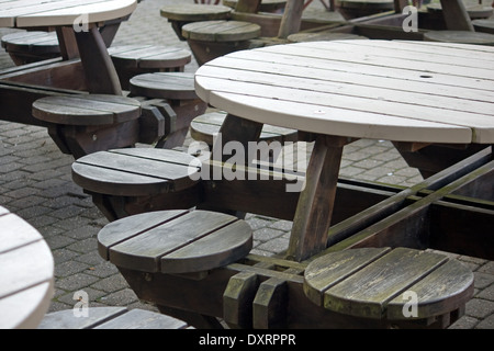 im freien Runden Tischen und Stühlen vor einem Pub in Dorset, Großbritannien Stockfoto