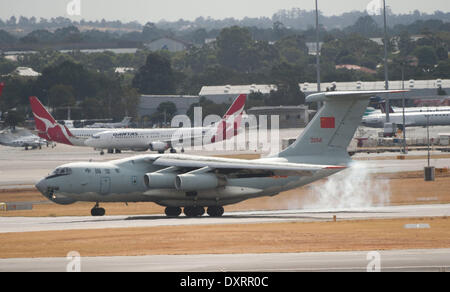 Perth. 30. März 2014. Eine chinesische Suche Flugzeug kehrt nach Perth International Airport in Australien, 30. März 2014. Australiens Ex-Chef des Defense Force Air Chief Marshal Angus Houston hieß am Sonntag eine neue gemeinsame Agentur Koordination Center (JACC) mit Sitz in Perth, die staatliche Unterstützung für die Suche von MH370 koordinieren zu führen. Bildnachweis: Lui Siu Wai/Xinhua/Alamy Live-Nachrichten Stockfoto