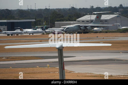 Perth. 30. März 2014. Eine chinesische Suche Flugzeug kehrt nach Perth International Airport in Australien, 30. März 2014. Australiens Ex-Chef des Defense Force Air Chief Marshal Angus Houston hieß am Sonntag eine neue gemeinsame Agentur Koordination Center (JACC) mit Sitz in Perth, die staatliche Unterstützung für die Suche von MH370 koordinieren zu führen. Bildnachweis: Lui Siu Wai/Xinhua/Alamy Live-Nachrichten Stockfoto