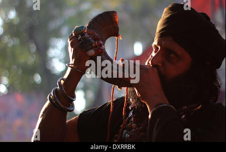 Lahore, Punjab, Pakistan. 30. März 2014. Ein Anhänger der pakistanischen Muslime (Malang) weht ein Horn am Schrein von Sufi-Heiligen Hazrat Shah Hussain, im Volksmund bekannt als Madhu Lal Hussain, in Lahore am 30. März 2014. Die jährlichen 3 Tage Festival fand am Madhu Lal Schrein auf seine 425 Geburtstag statt. Bildnachweis: Rs Hussain/NurPhoto/ZUMAPRESS.com/Alamy Live-Nachrichten Stockfoto