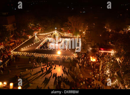 Lahore, Punjab, Pakistan. 30. März 2014. Pakistanische Muslime Anhänger versammelt, um den Schrein des Sufi-Heiligen Hazrat Shah Hussain, im Volksmund bekannt als Madhu Lal Hussain, in Lahore am 30. März 2014 teilnehmen. Die jährlichen 3 Tage Festival fand am Madhu Lal Schrein auf seine 425 Geburtstag statt. Bildnachweis: Rs Hussain/NurPhoto/ZUMAPRESS.com/Alamy Live-Nachrichten Stockfoto