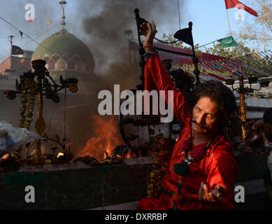 Lahore, Punjab, Pakistan. 30. März 2014. Pakistanische Anhänger (Malang) Tänze im Heiligtum der Sufi Heiligen Hazrat Shah Hussain, im Volksmund bekannt als Madhu Lal Hussain, in Lahore am 30. März 2014. Die jährlichen 3 Tage Festival fand am Madhu Lal Schrein auf seine 425 Geburtstag statt. Bildnachweis: Rs Hussain/NurPhoto/ZUMAPRESS.com/Alamy Live-Nachrichten Stockfoto