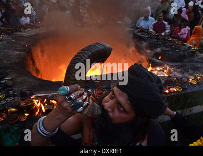 Lahore, Punjab, Pakistan. 30. März 2014. Ein pakistanischer Muslime Anhänger bläst ein Horn am Schrein von Sufi-Heiligen Hazrat Shah Hussain, im Volksmund bekannt als Madhu Lal Hussain, in Lahore am 30. März 2014. Die jährlichen 3 Tage Festival fand am Madhu Lal Schrein auf seine 425 Geburtstag statt. Bildnachweis: Rs Hussain/NurPhoto/ZUMAPRESS.com/Alamy Live-Nachrichten Stockfoto