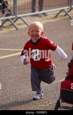 Bournemouth, UK 30. März 2014. Kinder machen ihre Mutter stolz durch die Teilnahme an dem 1 k Kinder Spaß Lauf/Familie freundlich ausgeführt, Teil des Bournemouth Bay Run bietet die Möglichkeit, ein Halbmarathon, 10 km Lauf, 5 k Run und 1 k Familie Fun Run Bournemouths Meer entlang. Die Teilnehmer laufen neben der Ärmelkanal-Küste, wichtige Mittel für die British Heart Foundation Charity zur Bekämpfung von Herz-Kreislauferkrankungen zu erhöhen. 1k Familienspaß laufen Credit: Carolyn Jenkins/Alamy Live-Nachrichten Stockfoto