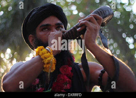 Lahore, Punjab, Pakistan. 30. März 2014. Ein pakistanischer Muslime Anhänger bläst ein Horn am Schrein von Sufi-Heiligen Hazrat Shah Hussain, im Volksmund bekannt als Madhu Lal Hussain, in Lahore am 30. März 2014. Die jährlichen 3 Tage Festival fand am Madhu Lal Schrein auf seine 425 Geburtstag statt. Bildnachweis: Rs Hussain/NurPhoto/ZUMAPRESS.com/Alamy Live-Nachrichten Stockfoto