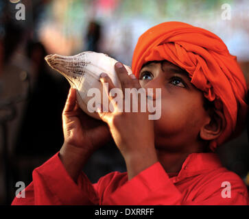 Lahore, Punjab, Pakistan. 30. März 2014. Ein pakistanischer Muslime Kind Anhänger bläst ein Horn am Schrein von Sufi-Heiligen Hazrat Shah Hussain, im Volksmund bekannt als Madhu Lal Hussain, in Lahore am 30. März 2014. Die jährlichen 3 Tage Festival fand am Madhu Lal Schrein auf seine 425 Geburtstag statt. Bildnachweis: Rs Hussain/NurPhoto/ZUMAPRESS.com/Alamy Live-Nachrichten Stockfoto