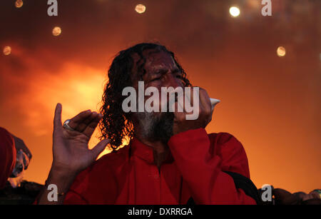 Lahore, Punjab, Pakistan. 30. März 2014. Ein Anhänger der pakistanischen Muslime (Malang) weht ein Horn am Schrein von Sufi-Heiligen Hazrat Shah Hussain, im Volksmund bekannt als Madhu Lal Hussain, in Lahore am 30. März 2014. Die jährlichen 3 Tage Festival fand am Madhu Lal Schrein auf seine 425 Geburtstag statt. Bildnachweis: Rs Hussain/NurPhoto/ZUMAPRESS.com/Alamy Live-Nachrichten Stockfoto