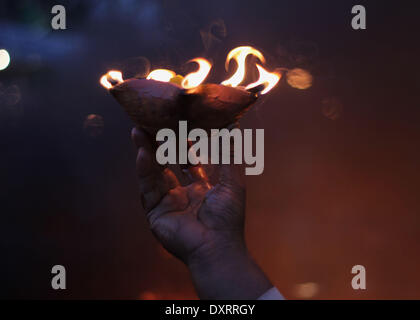 Lahore, Punjab, Pakistan. 30. März 2014. Pakistanische Muslime Anhänger versammelt, um den Schrein des Sufi-Heiligen Hazrat Shah Hussain, im Volksmund bekannt als Madhu Lal Hussain, in Lahore am 30. März 2014 teilnehmen. Die jährlichen 3 Tage Festival fand am Madhu Lal Schrein auf seine 425 Geburtstag statt. Bildnachweis: Rs Hussain/NurPhoto/ZUMAPRESS.com/Alamy Live-Nachrichten Stockfoto