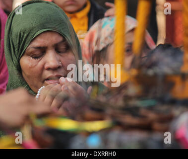 Lahore, Punjab, Pakistan. 30. März 2014. Pakistanische Muslime Anhänger versammelt, um den Schrein des Sufi-Heiligen Hazrat Shah Hussain, im Volksmund bekannt als Madhu Lal Hussain, in Lahore am 30. März 2014 teilnehmen. Die jährlichen 3 Tage Festival fand am Madhu Lal Schrein auf seine 425 Geburtstag statt. Bildnachweis: Rs Hussain/NurPhoto/ZUMAPRESS.com/Alamy Live-Nachrichten Stockfoto