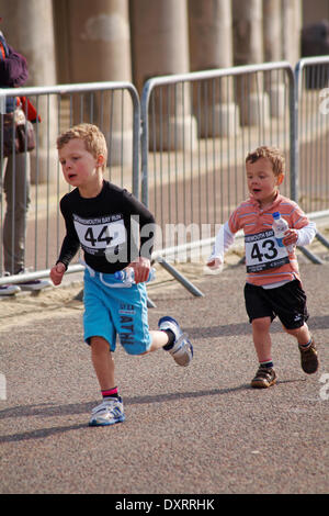 Bournemouth, UK 30. März 2014. Kinder machen ihre Mutter stolz durch die Teilnahme an dem 1 k Kinder Spaß Lauf/Familie freundlich ausgeführt, Teil des Bournemouth Bay Run bietet die Möglichkeit, ein Halbmarathon, 10 km Lauf, 5 k Run und 1 k Familie Fun Run Bournemouths Meer entlang. Die Teilnehmer laufen neben der Ärmelkanal-Küste, wichtige Mittel für die British Heart Foundation Charity zur Bekämpfung von Herz-Kreislauferkrankungen zu erhöhen. 1k Familienspaß laufen Credit: Carolyn Jenkins/Alamy Live-Nachrichten Stockfoto