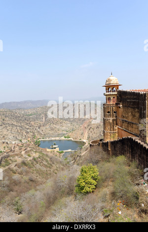 Nahargarh Fort befindet sich am Rande der Aravalli-Berge, mit Blick auf die rosa Stadt Jaipur im indischen Bundesstaat Rajasthan. Stockfoto