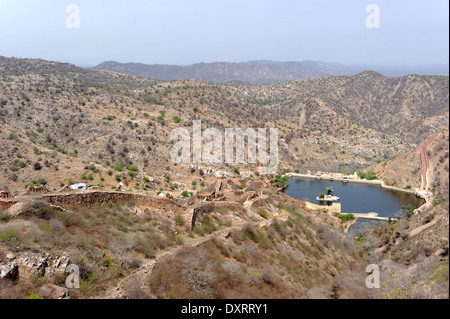 Nahargarh Fort befindet sich am Rande der Aravalli-Berge, mit Blick auf die rosa Stadt Jaipur im indischen Bundesstaat Rajasthan. Stockfoto