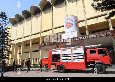 Dhaka, Bangladesch. 29 Mär, 2014. Bangladeshi Feuerwehrleute versuchen, Bangladesh National Museum in Dhaka zu löschen. Beamte sagten, daß es brach in Galerie Nummer 44 auf der dritten Etage des Museums um 9 Uhr. Wie das Museum mitteilte, website der Galerie hosts Token von China, Nordkorea, Iran und der Schweiz als Teil der Welt der Zivilisation. Stockfoto