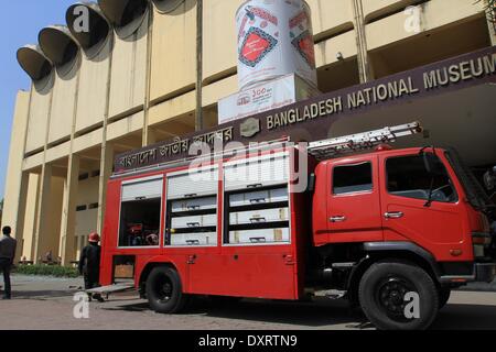 Dhaka, Bangladesch. 29 Mär, 2014. Bangladeshi Feuerwehrleute versuchen, Bangladesh National Museum in Dhaka zu löschen. Beamte sagten, daß es brach in Galerie Nummer 44 auf der dritten Etage des Museums um 9 Uhr. Wie das Museum mitteilte, website der Galerie hosts Token von China, Nordkorea, Iran und der Schweiz als Teil der Welt der Zivilisation. Stockfoto