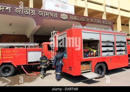 Dhaka, Bangladesch. 29 Mär, 2014. Bangladeshi Feuerwehrleute versuchen, Bangladesh National Museum in Dhaka zu löschen. Beamte sagten, daß es brach in Galerie Nummer 44 auf der dritten Etage des Museums um 9 Uhr. Wie das Museum mitteilte, website der Galerie hosts Token von China, Nordkorea, Iran und der Schweiz als Teil der Welt der Zivilisation. Stockfoto