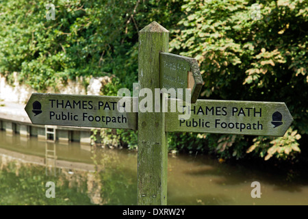 Wegweiser in Lechlade, unter Angabe der Thames Path, ein National Trail Wanderweg läuft für 180 Meilen an den Ufern der Themse. Stockfoto