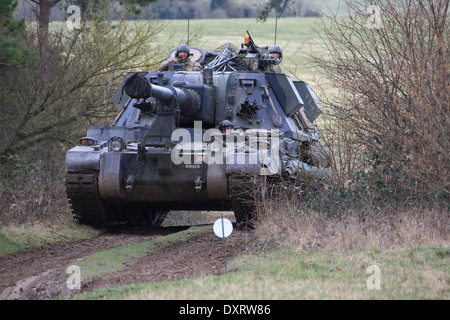 Britische Armee AS90 Reisen CROSSS Land während einer Übung. Stockfoto