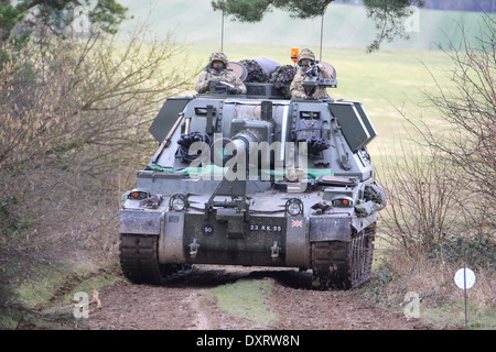 Britische Armee AS90 Reisen CROSSS Land während einer Übung. Stockfoto