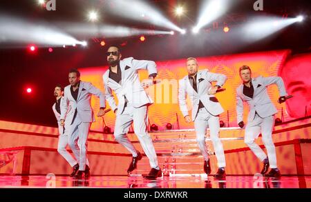 Hamburg, Deutschland. 29. März 2014. Die Mitglieder der US-amerikanischen Boygroup Backstreet Boys ausführen auf der Bühne an der O2 Arena in Hamburg, Deutschland, 29. März 2014. Zum ersten Mal in zehn Jahren die fünf Mitglieder der Band sind Musizieren auf der Bühne während ihrer neuen Tournee "In eine Welt wie diese" - Fotos: Malte Christen/Dpa/Alamy Live News Stockfoto