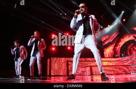 Hamburg, Deutschland. 29. März 2014. Die Mitglieder der US-amerikanischen Boygroup Backstreet Boys ausführen auf der Bühne an der O2 Arena in Hamburg, Deutschland, 29. März 2014. Zum ersten Mal in zehn Jahren die fünf Mitglieder der Band sind Musizieren auf der Bühne während ihrer neuen Tournee "In eine Welt wie diese" - Fotos: Malte Christen/Dpa/Alamy Live News Stockfoto