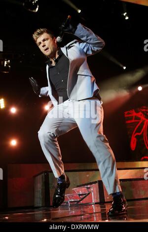 Hamburg, Deutschland. 29. März 2014. Sänger Nick Carter führt mit den Mitgliedern der amerikanischen Boygroup Backstreet Boys auf der Bühne an der O2 Arena in Hamburg, Deutschland, 29. März 2014. Zum ersten Mal in zehn Jahren sind die fünf Mitglieder der Band zusammen auf der Bühne während ihrer neuen Konzert-Tour "In A World Like This" ausführt. Foto: Malte Christen/Dpa/Alamy Live News Stockfoto