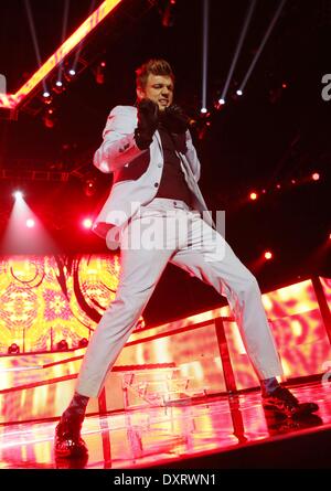 Hamburg, Deutschland. 29. März 2014. Sänger Nick Carter führt mit den Mitgliedern der amerikanischen Boygroup Backstreet Boys auf der Bühne an der O2 Arena in Hamburg, Deutschland, 29. März 2014. Zum ersten Mal in zehn Jahren sind die fünf Mitglieder der Band zusammen auf der Bühne während ihrer neuen Konzert-Tour "In A World Like This" ausführt. Foto: Malte Christen/Dpa/Alamy Live News Stockfoto