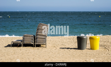 Strandkörbe und Mülltonnen am Strand Stockfoto