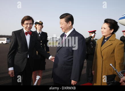 Brüssel, Belgien. 30. März 2014. Chinese President Xi Jinping (C) und seine Frau Peng Liyuan (R) belgische Premierminister Elio Di Rupo am Flughafen in Brüssel, 30. März 2014 begrüßen. XI in Brüssel angekommen Sonntag für einen Staatsbesuch in Belgien. Bildnachweis: Ju Peng/Xinhua/Alamy Live-Nachrichten Stockfoto