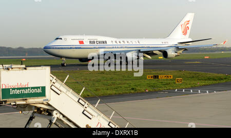 Düsseldorf, Deutschland. 30. März 2014. Die chinesische Regierung Abflug vom Flughafen in Düsseldorf, 30. März 2014. Chinesischen Staatspräsidenten Xi Jinping absolvierte seinen Besuch in Deutschland mit einem Ausflug in das deutsche Bundesland Nordrhein-Westfalen. Foto: Caroline Seidel/Dpa/Alamy Live News Stockfoto