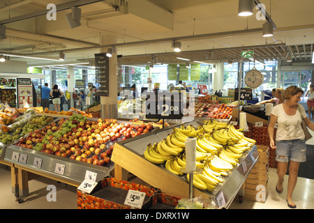 Dame Frau shopping für Obst in einen australischen Coles Supermarkt in Sydney, Australien Stockfoto