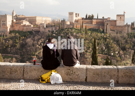 Ein paar Leute sitzen in der Plaza de St Nicholas Blick auf die Alhambra; Granada, Andalusien Spanien Europa Stockfoto