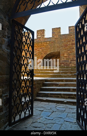 Schwarze Stahltür in eine steinerne Festung Stockfoto