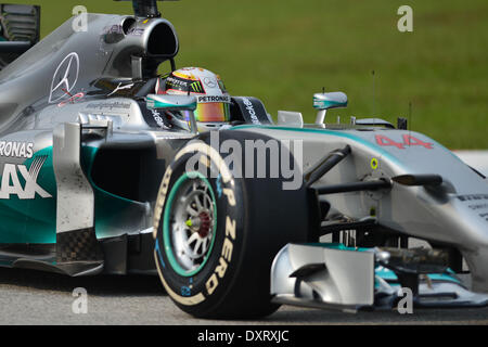 Sepang, Malaysia. 30. März 2014. Mercedes GP Fahrer Lewis Hamilton von Großbritannien fährt während der malaysische Formel Eins Grand Prix in Sepang International Circuit in Sepang, Malaysia, 30. März 2014. Hamilton gewann das Rennen. Bildnachweis: Chong Voon Chung/Xinhua/Alamy Live-Nachrichten Stockfoto