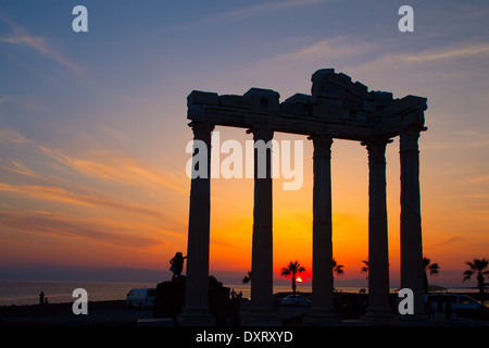 Der Tempel des Apollo Silhouette gegen die untergehende Sonne, Side, Türkei. Stockfoto