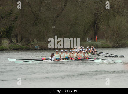 Henley on Thames, Großbritannien. 30. März 2014. Oxford University Women VIII führen Cambridge auf ihrem Weg nach The Newton Frauen Bootsrennen zu gewinnen, während die Henley Regatten Credit: Action Plus Sport Bilder/Alamy Live News Stockfoto