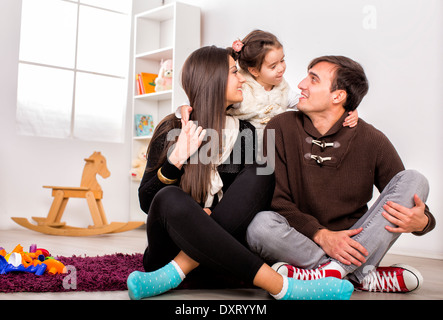 Familie im Zimmer Stockfoto