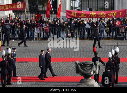 Brüssel, Belgien. 30. März 2014. Chinesischen Staatspräsidenten Xi Jinping (zentrale L) und König Philippe von Belgien (zentrale R) überprüfen die Ehrenwache bei der Begrüßungszeremonie in Brüssel, 30. März 2014. XI traf am Sonntag mit König Philippe von Belgien in Brüssel. Bildnachweis: Lan Hongguang/Xinhua/Alamy Live-Nachrichten Stockfoto