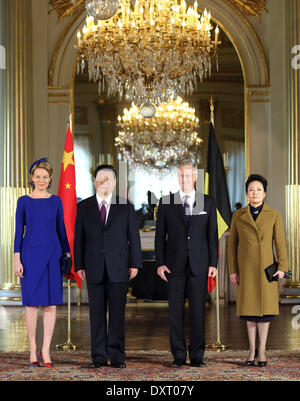 Brüssel, Belgien. 30. März 2014. Chinesischen Staatspräsidenten Xi Jinping (2 L), seine Frau Peng Liyuan (R), König Philippe von Belgien (2. R) und Königin Mathilde von Belgien für ein Gruppenfoto in Brüssel, 30. März 2014 darstellen. XI traf am Sonntag mit König Philippe von Belgien in Brüssel. Bildnachweis: Lan Hongguang/Xinhua/Alamy Live-Nachrichten Stockfoto