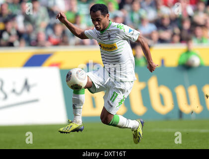 Mönchengladbach, Deutschland. 30. März 2014. Gladbach Raffael wetteifert um den Ball während der Bundesliga-Fußballspiel zwischen Borussia Moenchengladbach und den Hamburger SV im Borussia-Park in Mönchengladbach, 30. März 2014. Foto: Federico Gambarini/Dpa (Achtung: aufgrund der Akkreditierungsrichtlinien die DFL nur erlaubt die Veröffentlichung und Nutzung von bis zu 15 Bilder pro Spiel im Internet und in Online-Medien während des Spiels.) / Dpa/Alamy Live News Stockfoto