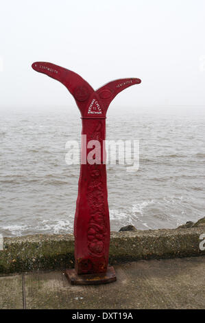 Nebel über den Tyne. Nebelhorn klingen aber nicht sichtbar. National Cycle Network Wegweiser am Fluss Tyne in North Shields 30.03.2014 Credit: Washington Imaging/Alamy Live News Stockfoto