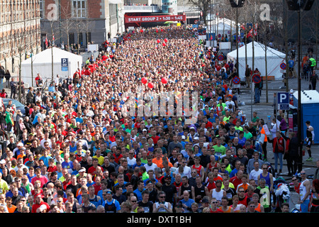 Menge von bis zu 30.000 Läufer warten darauf, in den halben Marathon Weltmeisterschaften 2014 in den Straßen von sonnigen Kopenhagen beginnen. Stockfoto