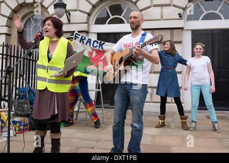 London UK. 30. März 2014. Mütter und Kinder kommen zusammen an Old Palace Yard in der Nähe des House Of Lords in Westminster für die Mütter gegen Fracking-Rallye. Bis co-Incide mit Mothers Day abgehalten wurde, war es eine Familie Protest aufgerufen, um die ganze Familien gegen Fracking in Großbritannien zeigen. Bildnachweis: Patricia Phillips/Alamy Live-Nachrichten Stockfoto