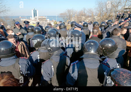 Odessa, Ukraine. 30. März 2014. Polizei bremst Masse. Radikale "rechten Sektor" und Selbstverteidigung Maidan provoziert der ersten Zusammenstoß mit Anhänger Antimaidan 'Kulikovo Field' Odessa. Odessa Polizei Kader und radikale Potemkinsche Treppe hinunter geschoben. Keine Opfer und verletzten. Bildnachweis: Andrey Nekrassow/Alamy Live-Nachrichten Stockfoto