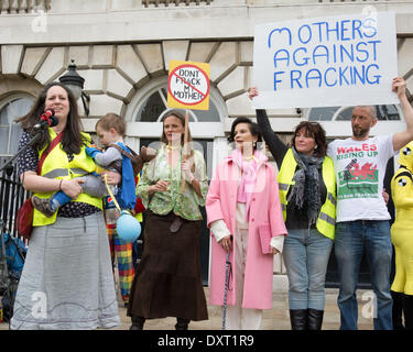 London UK. 30. März 2014. Bianca Jagger (vierter von rechts, trägt rosa) unterstützt ihr die Mütter gegen Fracking-Rallye am Old Palace Yard in Westminster. Bis co-Incide mit Mothers Day abgehalten wurde, war es eine Familie Protest aufgerufen, um die ganze Familien gegen Fracking in Großbritannien zeigen. Bildnachweis: Patricia Phillips/Alamy Live-Nachrichten Stockfoto