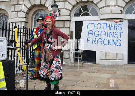 London UK. 30. März 2014. Raga Woods spricht bei der Mütter gegen Fracking-Rallye in Westminster. Bis co-Incide mit Mothers Day abgehalten wurde, war es eine Familie Protest aufgerufen, um die ganze Familien gegen Fracking in Großbritannien zeigen. Bildnachweis: Patricia Phillips/Alamy Live-Nachrichten Stockfoto