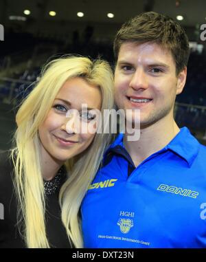 Magdeburg, Deutschland. 30. März 2014. Die Deutschen Tischtennis-Spieler Dimitrij Ovtcharov und seine schwedische Verlobte Jenny M. Mellstroem nach der Siegerehrung der German Open in Magdeburg, Deutschland, 30. März 2014. Foto: Jens Wolf/Dpa/Alamy Live News Stockfoto