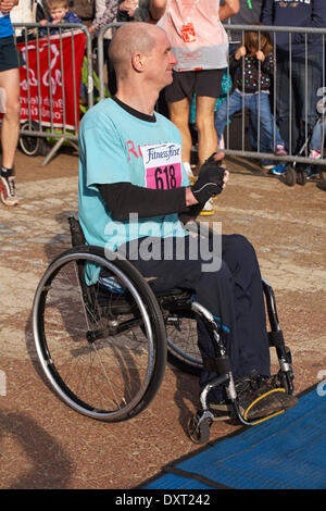 Bournemouth, UK 30. März 2014. Warme sonnige Wetter und mehr als 3000 beteiligen sich an der Bournemouth Bay Run bietet die Möglichkeit, ein Halbmarathon, 10 km Lauf, 5 k Run und 1 k Familie Fun Run Bournemouths Meer entlang. Die Teilnehmer laufen neben der Ärmelkanal-Küste, wichtige Mittel für die British Heart Foundation Charity zur Bekämpfung von Herz-Kreislauferkrankungen zu erhöhen. Rollstuhlfahrer, die 10 k Rennen Stockfoto