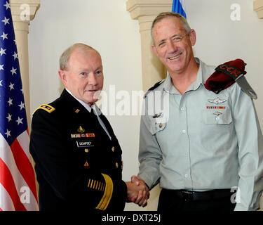 Jerusalem. 30. März 2014. Israel Defense Forces (IDF) Chief of Staff Benny Gantz (R) schüttelt Hände mit Besuch US Vorsitzender der Joint Chiefs Of Staff Martin Dempsey vor ihrem Treffen am 30. März 2014 in Jerusalem. © US-Botschaft in Israel/David Azagury/Xinhua/Alamy Live-Nachrichten Stockfoto