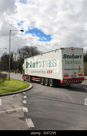 Ein Eddie Stobart LKW Texiting einen Kreisverkehr in Coulsdon, Surrey, England Stockfoto