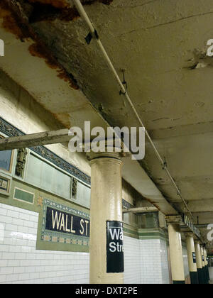 New York, USA. 20. August 2013. (Datei) - eine Archiv Bild, datiert 20. August 2013, zeigt der verfallenden Wall Street u-Bahnstation in New York, USA, 20. August 2013. Wall Street und der angrenzenden u-Bahnstation für Pendler ist das Zentrum der financial District von Manhattan, New York. Foto: Alexandra Schuler/Dpa/Alamy Live News Stockfoto